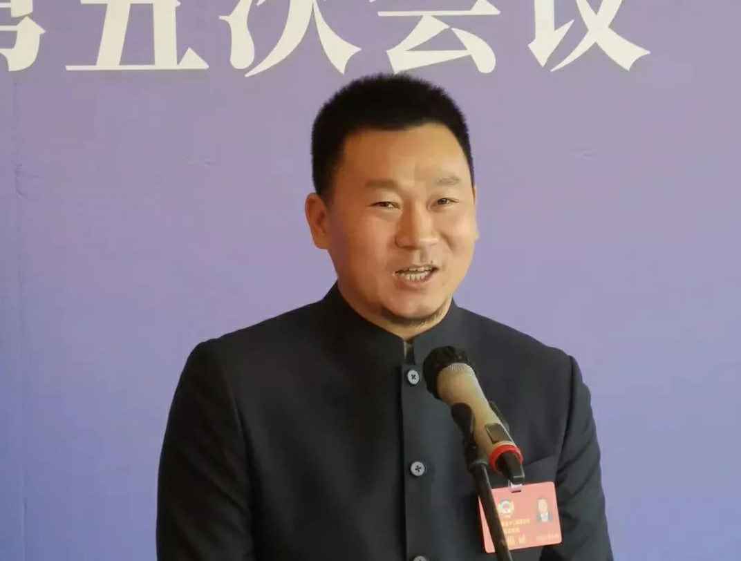 为进一步展示市政协团结、民主、开放、自信的形象，向市民和网友展示政协委员的履职风采，中山市政协十二届五次会议在2月4日上午开幕前开设“委员通道”，市政协委员、珠海熊金食品科研技术有限公司公司总经理陈朝阳走进“委员通道”，回应社会关切的问题。他就如何做好城市应急管理规划的问题进行发言，并回答记者提问。.jpg